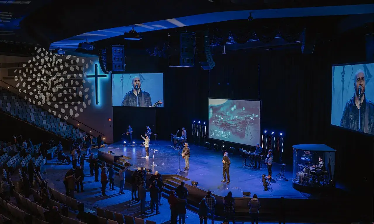 Igreja com palco, iluminação e grandes telas