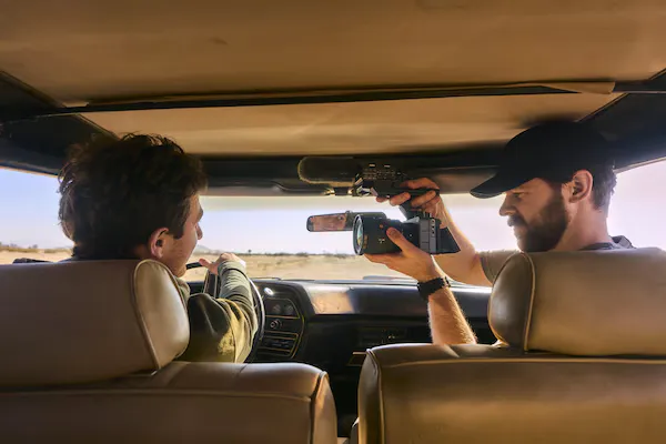 Sony FX5 sendo usada dentro de um veículo em movimento