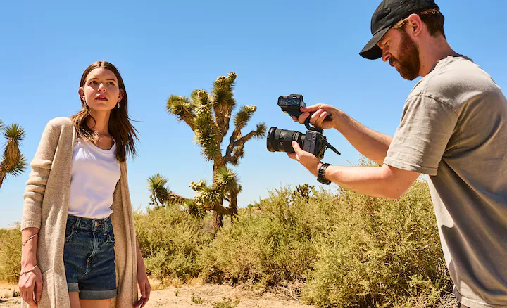 Operador filmando uma atriz com a Sony FX5 em locação externa